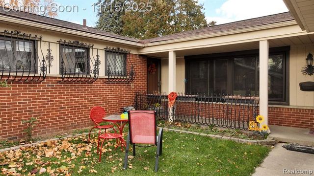 206 Wellington Crescent, Mount Clemens, MI 48043