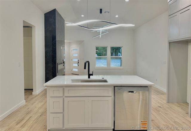 4001 S Rolling Oaks Drive, Tulsa, OK 74107