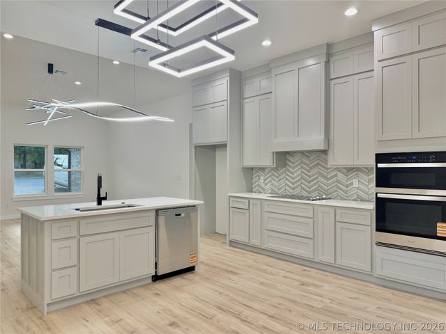 4001 S Rolling Oaks Drive, Tulsa, OK 74107