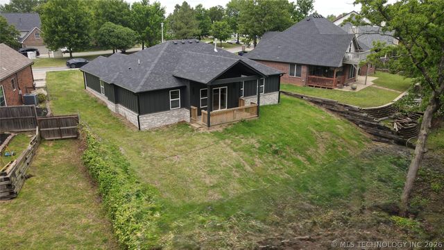 4001 S Rolling Oaks Drive, Tulsa, OK 74107