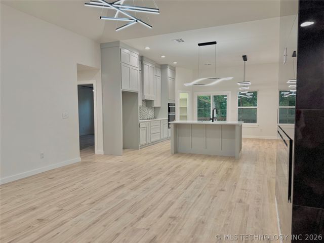 4001 S Rolling Oaks Drive, Tulsa, OK 74107