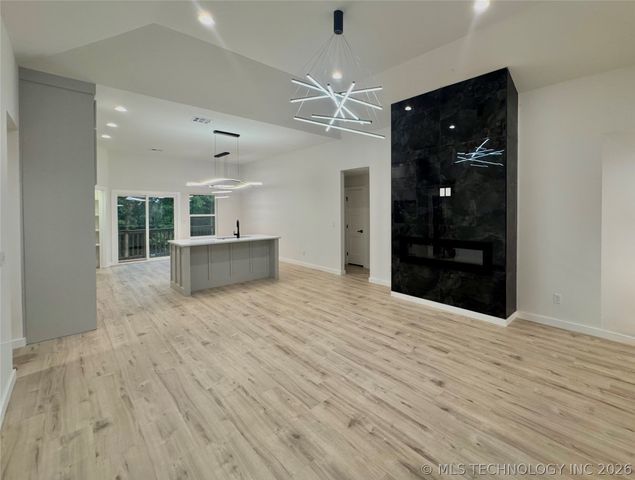 4001 S Rolling Oaks Drive, Tulsa, OK 74107