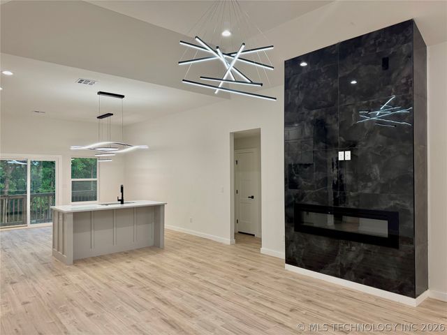 4001 S Rolling Oaks Drive, Tulsa, OK 74107