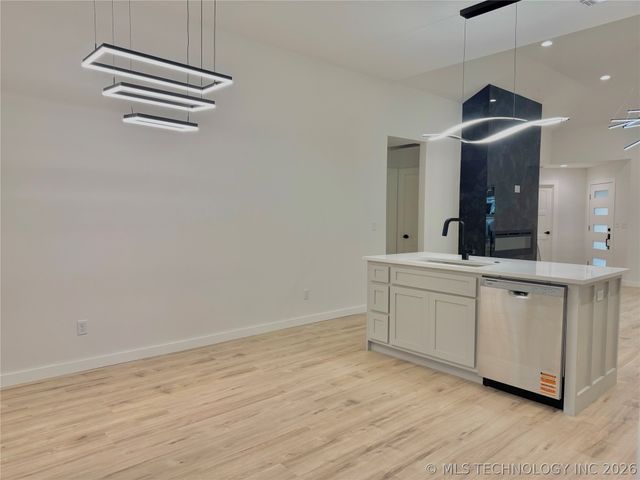 4001 S Rolling Oaks Drive, Tulsa, OK 74107