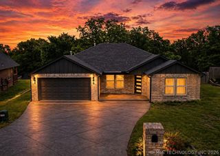 4001 S Rolling Oaks Drive, Tulsa, OK 74107