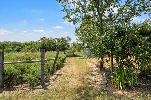 450 Illinois Avenue, China Spring, TX 76633