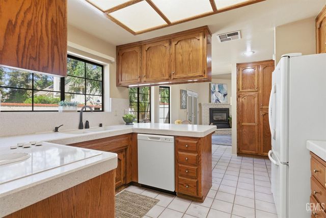 100 Stockdale Circle, Bakersfield, CA 93309