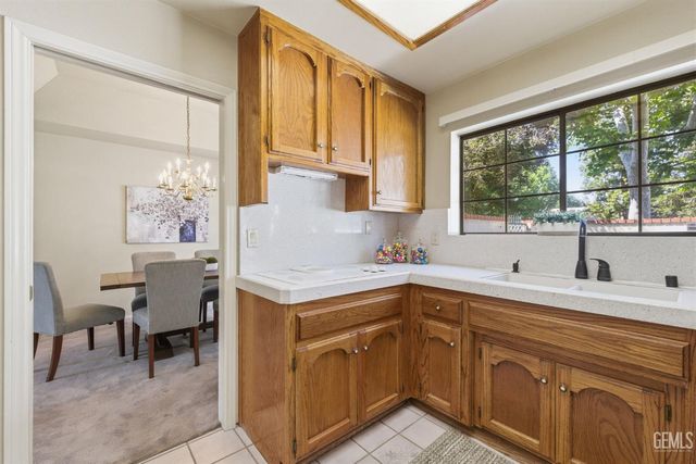 100 Stockdale Circle, Bakersfield, CA 93309