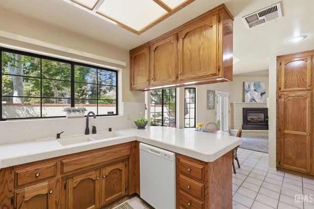 100 Stockdale Circle, Bakersfield, CA 93309
