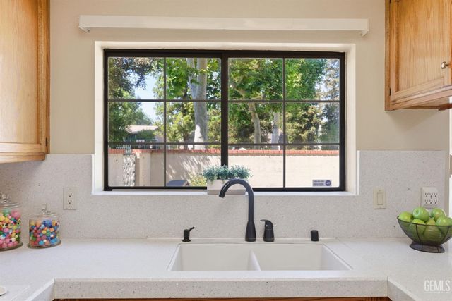 100 Stockdale Circle, Bakersfield, CA 93309