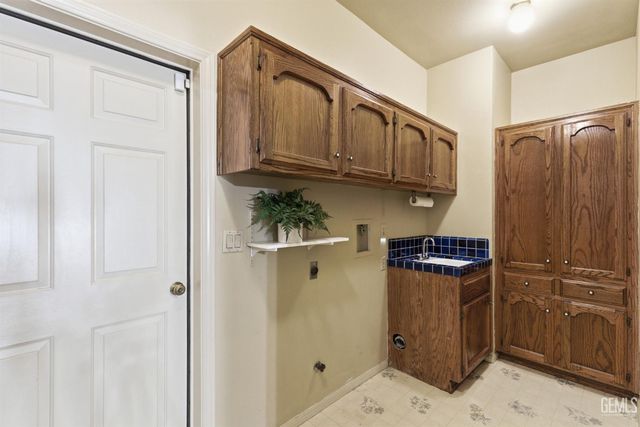 100 Stockdale Circle, Bakersfield, CA 93309