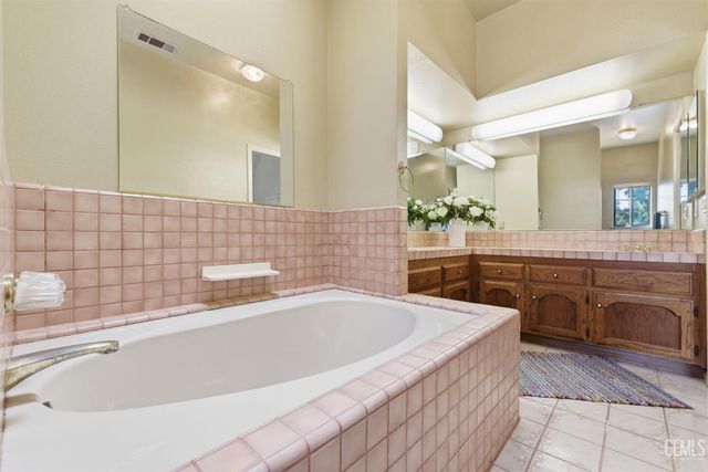100 Stockdale Circle, Bakersfield, CA 93309