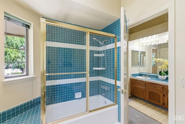 100 Stockdale Circle, Bakersfield, CA 93309