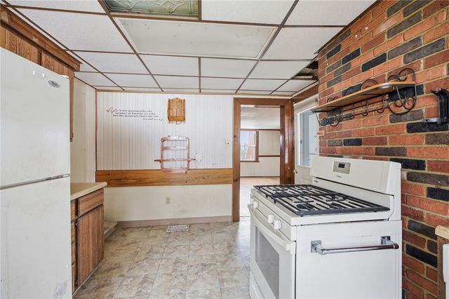 240 E Agnew Ave, Carrick, PA 15210