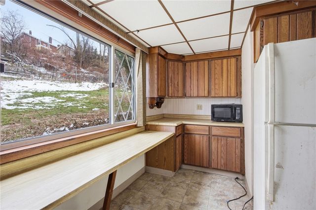 240 E Agnew Ave, Carrick, PA 15210