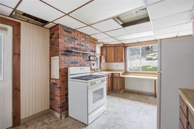 240 E Agnew Ave, Carrick, PA 15210