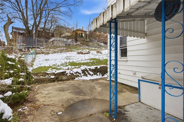 240 E Agnew Ave, Carrick, PA 15210