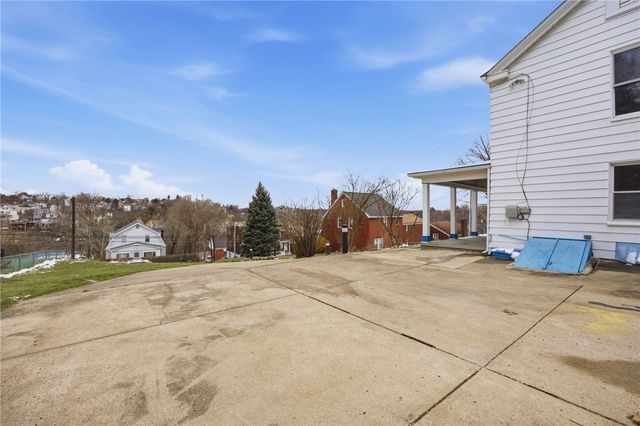 240 E Agnew Ave, Carrick, PA 15210