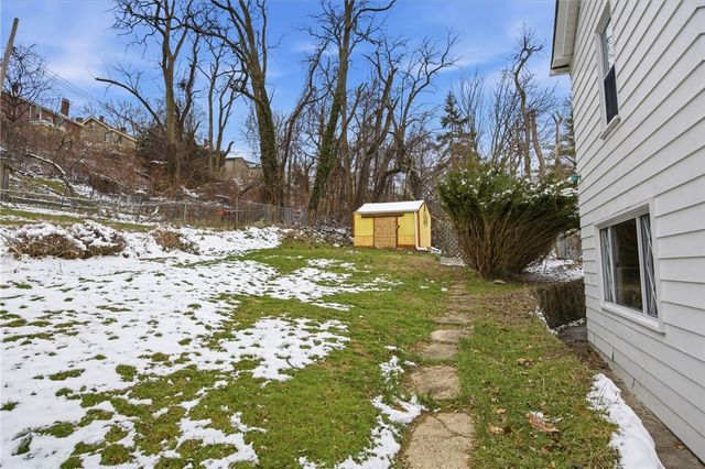 240 E Agnew Ave, Carrick, PA 15210