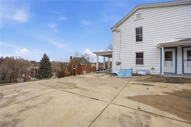 240 E Agnew Ave, Carrick, PA 15210