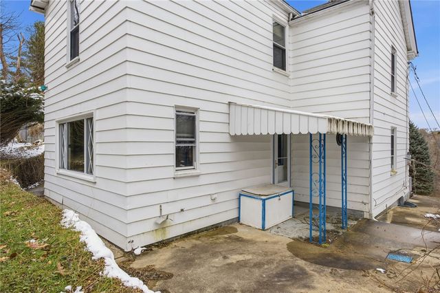 240 E Agnew Ave, Carrick, PA 15210