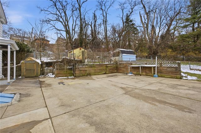 240 E Agnew Ave, Carrick, PA 15210