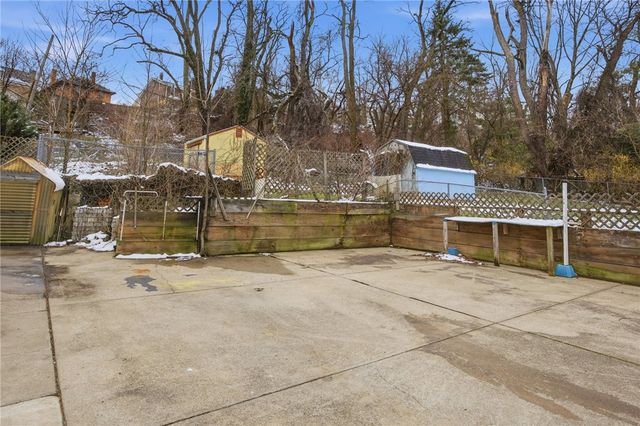 240 E Agnew Ave, Carrick, PA 15210