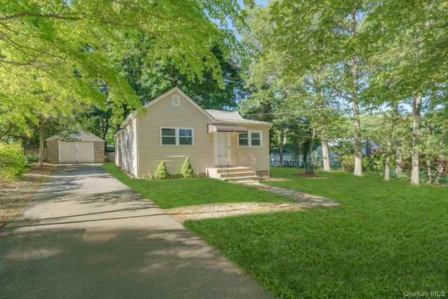 7 Laurelton Avenue, Selden, NY 11784
