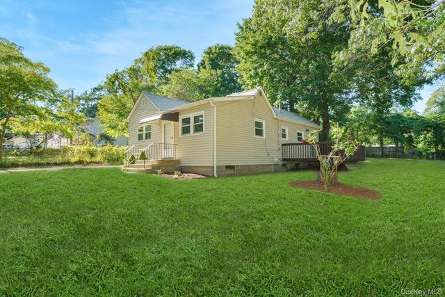 7 Laurelton Avenue, Selden, NY 11784