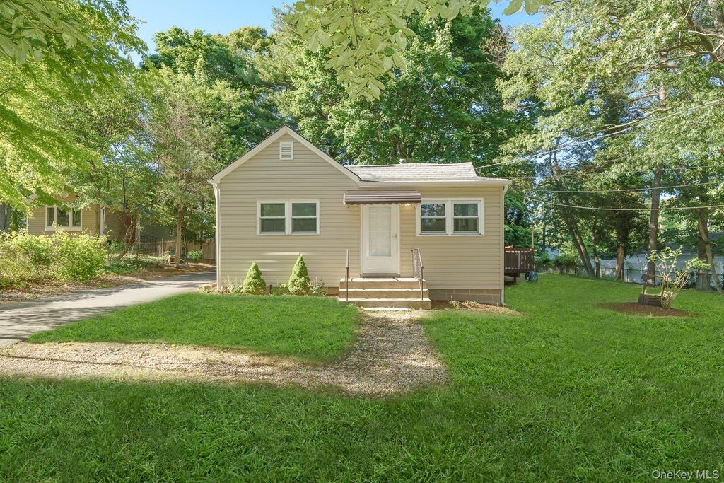 7 Laurelton Avenue, Selden, NY 11784