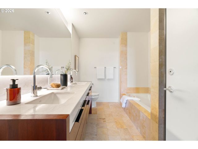 3570 S RIVER Pkwy 713, Portland, OR 97239