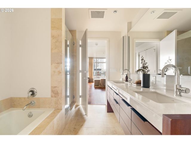 3570 S RIVER Pkwy 713, Portland, OR 97239