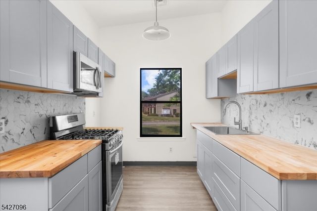 1616 Spruce Hills Dr, Glen Gardner Boro, NJ 08826