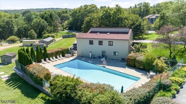1616 Spruce Hills Dr, Glen Gardner Boro, NJ 08826