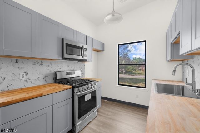 1616 Spruce Hills Dr, Glen Gardner Boro, NJ 08826