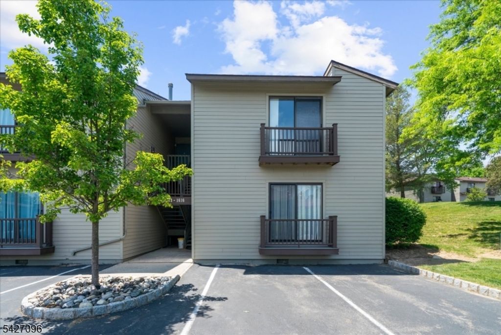 1616 Spruce Hills Dr, Glen Gardner Boro, NJ 08826