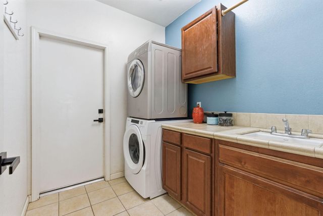 1109 W Cinnamon Avenue, Hanford, CA 93230