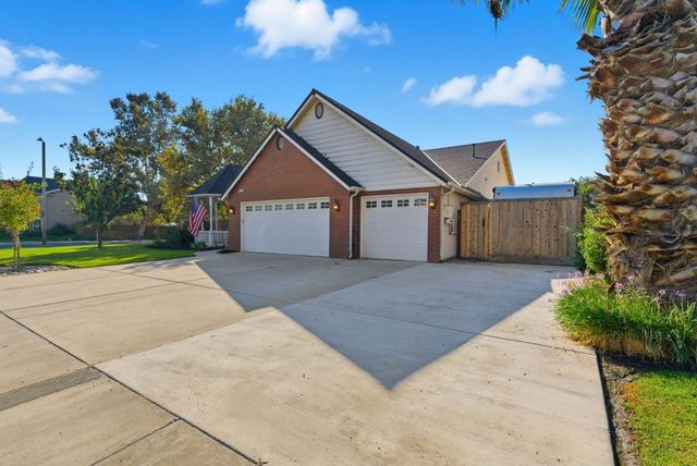 1109 W Cinnamon Avenue, Hanford, CA 93230