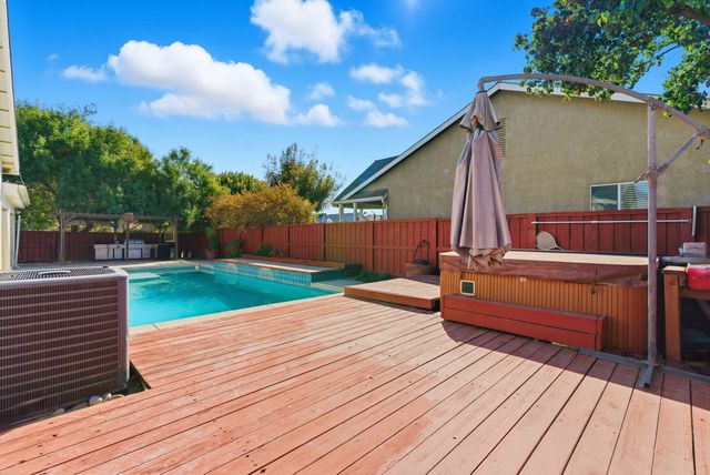 1109 W Cinnamon Avenue, Hanford, CA 93230