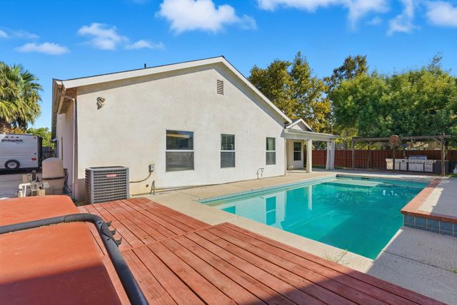 1109 W Cinnamon Avenue, Hanford, CA 93230