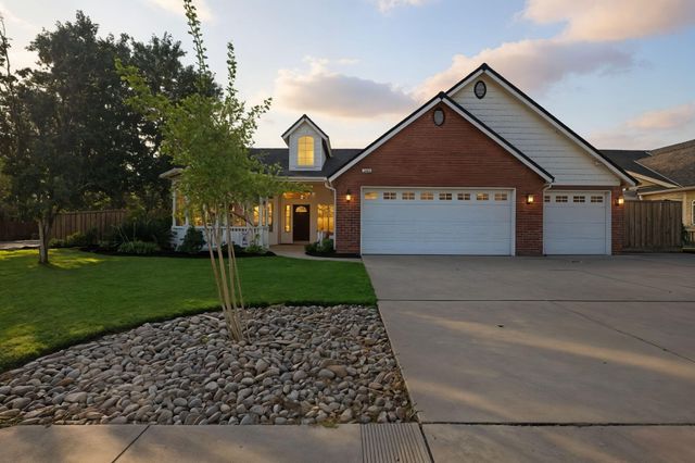 1109 W Cinnamon Avenue, Hanford, CA 93230