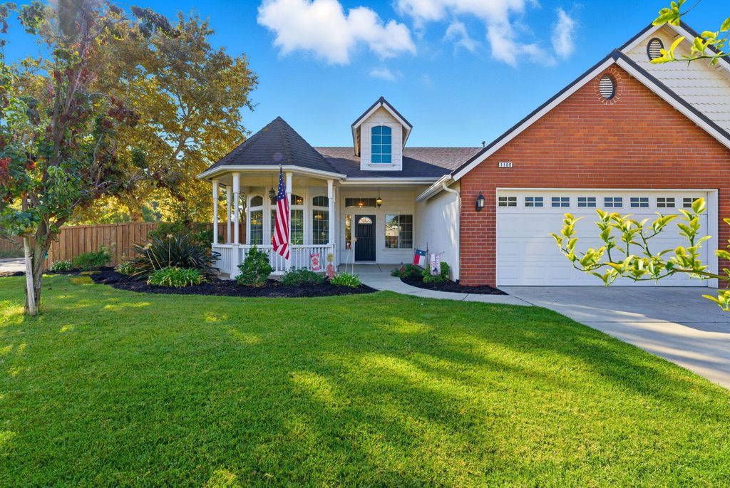 1109 W Cinnamon Avenue, Hanford, CA 93230