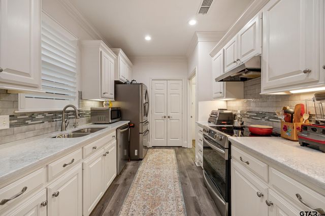 1915 Hollyglen, Tyler, TX 75703