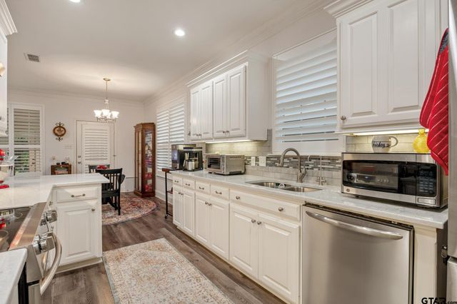 1915 Hollyglen, Tyler, TX 75703