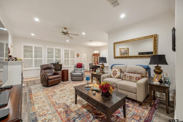 1915 Hollyglen, Tyler, TX 75703