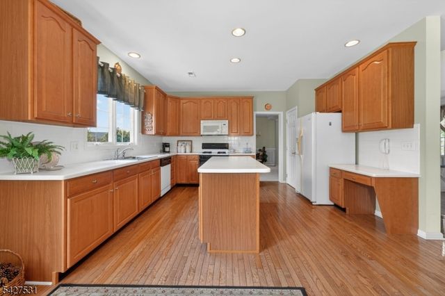 21 Surry Lane, Franklin Twp., NJ 08802