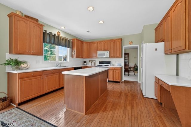 21 Surry Lane, Franklin Twp., NJ 08802