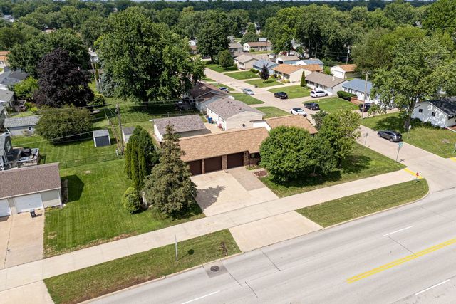 1528 Spruce Hills Drive, Bettendorf, IA 52722