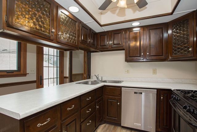 1528 Spruce Hills Drive, Bettendorf, IA 52722