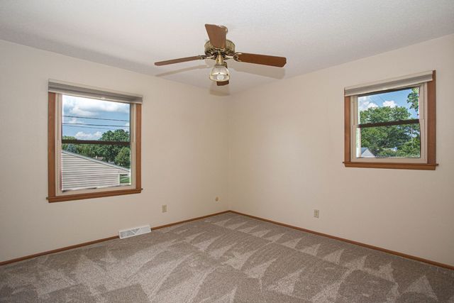 1528 Spruce Hills Drive, Bettendorf, IA 52722